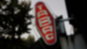 un buraliste heureux au travail
